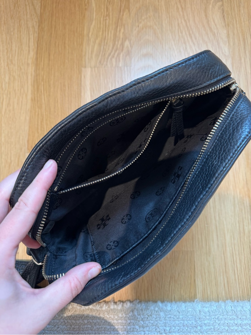 Tory Burch Black Pebbled Leather Camera Bag - Picture 2 of 5
